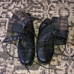 Size 8 1/2 black boots in women’s!!!